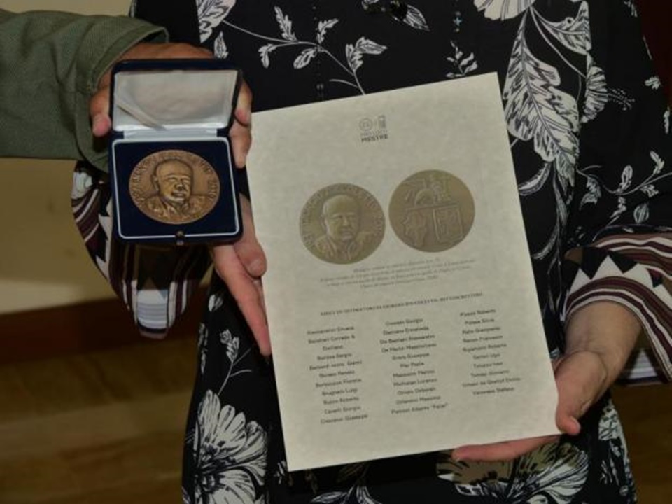 La medaglia presentata in consiglio comunale