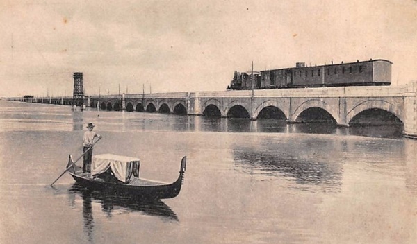 Ponte sulla laguna